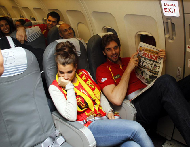 Tras el agotamiento de una competida final y una intensa celebración los jugadores de la ÑBA vivieron su particular descanso en el vuelo de regreso a Madrid. Rafa Casal nos lo muestra.